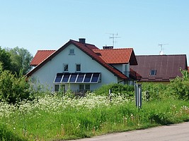 dom od strony południowej z solarami